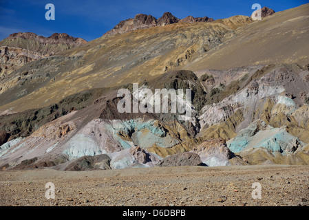 Des affleurements rocheux colorés à la Palette des artistes. Death Valley National Park, California, USA. Banque D'Images