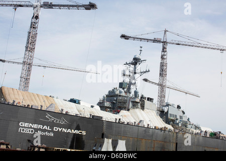 Un destroyer de la classe Arleigh Burke peut être vu dans une cale sèche de réparation à la General Dynamics NASSCO shipyard à Norfolk, en Virginie Banque D'Images