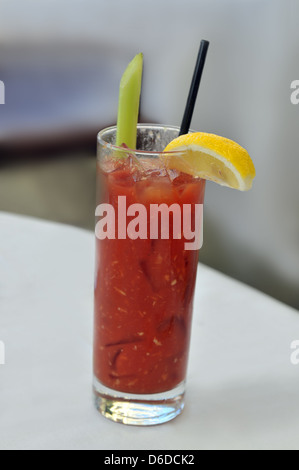 Bloody Mary boire avec le citron et le céleri Banque D'Images