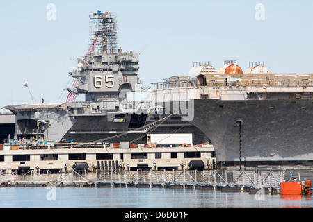 Le porte-avions USS ABRAHAM LINCOLN (CVN-72) et USS Enterprise (CVN-65) à Norfolk Naval Station. Banque D'Images