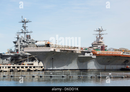 Le porte-avions USS Harry S. Truman (CVN 75) et l'USS ABRAHAM LINCOLN (CVN-72) à Norfolk Naval Station. Banque D'Images