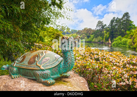 Sculpture d'un Yuan, une tortue géante mythique, dans les jardins de Hamilton, Hamilton, Nouvelle-Zélande. Banque D'Images