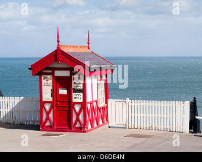 Historique La gare de Saltburn falaise récemment rénové et ouvert au soleil du printemps Banque D'Images