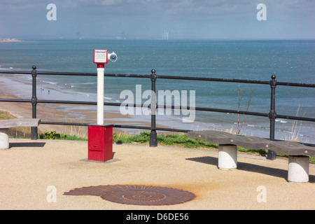 Station télescope sur la promenade à Nice par la mer populaires pour l'affichage de la nouvelle ferme éolienne de Redcar Banque D'Images