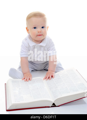 Petit garçon lit un gros livre Banque D'Images