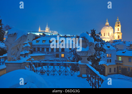 République tchèque, Prague - jardin Vrtbovska vrtba (Zahrada), hradcany castle et St Nicholas church en hiver. Banque D'Images