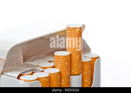 Paquet de cigarettes ouvert sur un fond blanc Banque D'Images