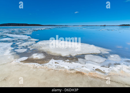 La fonte des glaces sur le lac au cours de la dérive des glaces. Banque D'Images