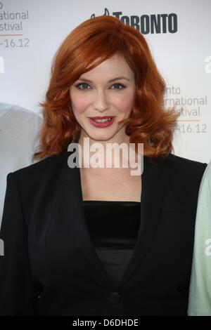 L'actrice Christina Hendricks arrive à 'Jason Reitman's All-Star Cast Vivre Tableau lire le scénario d'Alan Ball pour 'American Beauty'' durant le Festival International du Film de Toronto à Ryerson Theatre de Toronto, Canada, le 06 septembre 2012. Photo : Hubert Boesl Banque D'Images