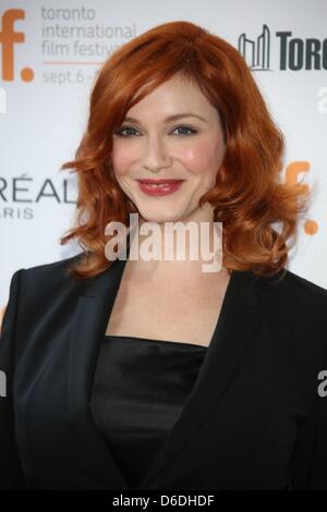 L'actrice Christina Hendricks arrive à 'Jason Reitman's All-Star Cast Vivre Tableau lire le scénario d'Alan Ball pour 'American Beauty'' durant le Festival International du Film de Toronto à Ryerson Theatre de Toronto, Canada, le 06 septembre 2012. Photo : Hubert Boesl Banque D'Images