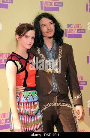 L'actrice Emma Watson (l) et Ezra Miller arrivent à les MTV Video Music Awards au Staples Center de Los Angeles, USA, le 06 septembre 2012. Photo : Hubert Boesl Banque D'Images