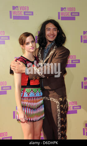 L'actrice Emma Watson (l) et Ezra Miller arrivent à les MTV Video Music Awards au Staples Center de Los Angeles, USA, le 06 septembre 2012. Photo : Hubert Boesl Banque D'Images