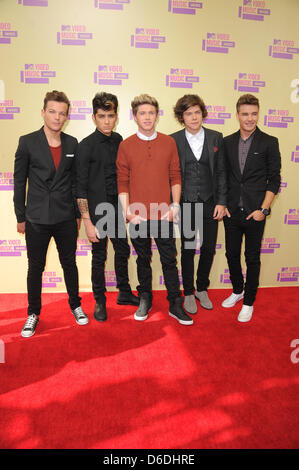 Chanteurs Liam Payne (l-r), Louis Tomlinson, Niall Horan, Zayn Malik et Harry Styles de One Direction arriver au MTV Video Music Awards au Staples Center de Los Angeles, USA, le 06 septembre 2012. Photo : Hubert Boesl Banque D'Images