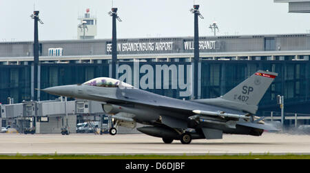 L'avion militaire F-16 arrive sur une piste d'avenir l'aéroport Berlin Brandenburg Willy Brandt avant l'ouverture de l'ILA Berlin Schoenefeld, en Allemagne, 07 septembre 2012. Plus de 200.000 visiteurs sont attendus au Salon aéronautique ILA de Berlin, initiée par l'Association des industries aérospatiales (BDLI), et qui a eu lieu entre le 11 et le 16 septembre 2012 à Berlin. Photo : Patri Banque D'Images