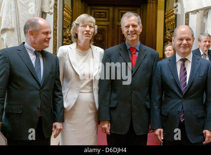 Directeur général de la fondation Koerber Christian Wriedt (L-R), deuxième maire de Hambourg et le sénateur de la science et de la recherche Dorothee Stapelfeld (SPD), physicien Matthias Mann et maire de Hambourg l'Olaf Scholz (SPD) de poser pour les photographes à l'hôtel de ville de Hambourg, Allemagne, 07 septembre 2012. Mann a reçu le Prix Koerber, qui est doté de 750 000 euros, par la Fondation canadienne pour l'Koerber Banque D'Images