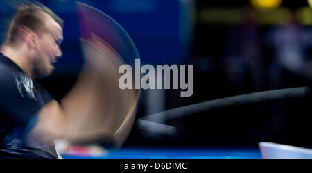 Thomas Bruechle d'Allemagne fait concurrence au cours de l'équipe masculine d'or classe 3 match Allemagne vs Chine de tennis de table événement dans ExCel Centre durant les Jeux Paralympiques de 2012 à Londres, Londres, Grande-Bretagne, 07 septembre 2012. Photo : dpa, Daniel Karmann Banque D'Images