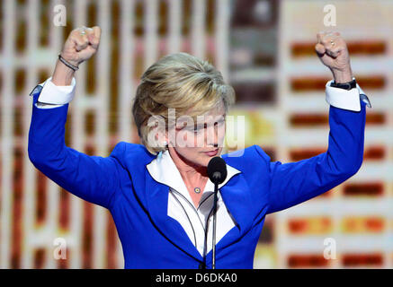 L'ancien gouverneur Jennifer Granholm (démocrate du Michigan) fait de remarques lors de la Convention nationale démocrate de 2012 à Charlotte, Caroline du Nord, le jeudi 6 septembre 2012. .Credit : Ron Sachs / CNP.(RESTRICTION : NO New York ou le New Jersey Journaux ou journaux dans un rayon de 75 km de la ville de New York) Banque D'Images