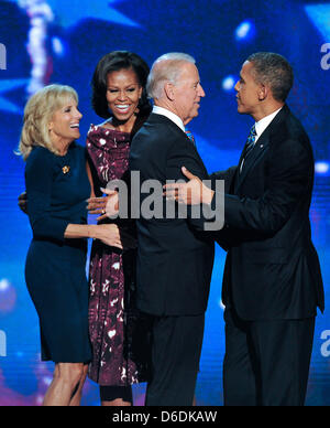 Group Hug avec le président des États-Unis Barack Obama, Vice président américain Joe Biden, Première Dame Michelle Obama et Jill Biden, le Dr suite à l'acceptation des discours à la Convention nationale démocrate de 2012 à Charlotte, Caroline du Nord, le jeudi 6 septembre 2012. .Credit : Ron Sachs / CNP.(RESTRICTION : NO New York ou le New Jersey Journaux ou journaux dans un rayon de 7 km 75 Banque D'Images