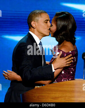 Le président des États-Unis Barack Obama embrasse sa femme, la Première Dame Michelle Obama, comme il arrive à accepter la nomination de son parti pour un second mandat à la Convention nationale démocrate de 2012 à Charlotte, Caroline du Nord, le jeudi 6 septembre 2012. .Credit : Ron Sachs / CNP.(RESTRICTION : NO New York ou le New Jersey Journaux ou journaux dans un rayon de 75 km de la ville de New York) Banque D'Images