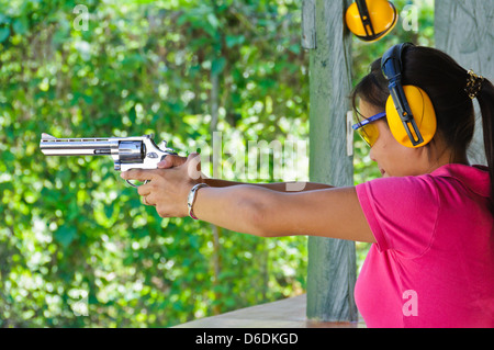 Jeune femme asiatique avec un tir revolver Magnum 357 Taurus sur un champ de tir - Puerto Galera, Philippines, en Asie du sud-est Banque D'Images