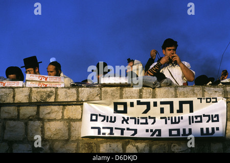 Les juifs religieux célèbrent Lag Baomer fête juive sur la tombe de Rabbi Shimon Bar Yochai au mont Meiron, Galilée dans le Nord d'Israël Banque D'Images