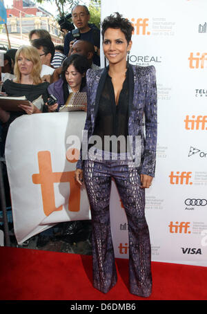 L'actrice Halle Berry arrive à la première mondiale de 'Cloud Atlas' pendant le Festival International du Film de Toronto à baleines Princes Theatre de Toronto, Canada, le 08 septembre 2012. Photo : Hubert Boesl Banque D'Images