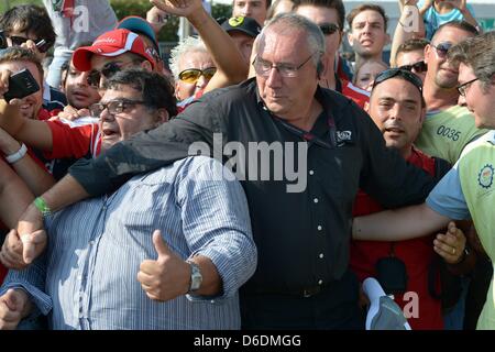 Fans de sécurité retient les pilotes à l'exécution de la piste de course Autodromo Nazionale Monza, Italie, 09 septembre 2012. Le Grand Prix de Formule 1 de l'Italie est la dernière course européenne en 2012. Photo : David Ebener dpa  + + +(c) afp - Bildfunk + + + Banque D'Images