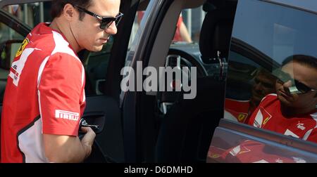 Pilote de Formule 1 brésilien Felipe Massa, de Ferrari arrive à l'enclos à la piste de course Autodromo Nazionale Monza, Italie, 09 septembre 2012. Le Grand Prix de Formule 1 de l'Italie est la dernière course européenne en 2012. Photo : David Ebener dpa Banque D'Images