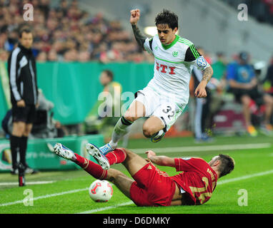 Munich's Diego Contento (bas) convoite la la balle avec Wolfsburg's Fagner passe le ballon au cours de la DFB demi-finale entre le FC Bayern Munich et VfL Wolfsburg à l'Allianz Arena de Munich, Allemagne, 16 avril 2013. Photo : Marc Mueller Banque D'Images