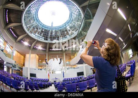 Un visiteur prend une photo de la coupole dans le vide dans la salle plénière du Bundestag allemand à Berlin, Allemagne, 09 septembre 2012. Cette journée portes ouvertes est la 10e fois que la fonction est offerte l'occasion de jeter un œil dans les coulisses du parlement allemand. Photo : FLORIAN KLEINSCHMIDT Banque D'Images