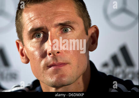 Le joueur de soccer national Allemand Miroslav Klose donne une conférence de presse de la Fédération allemande de football (DFB) à Barsinghausen, Allemagne, 09 septembre 2012. L'équipe de la DFB se prépare à un match de football international contre l'Autriche qui sera joué à Vienne le 11 septembre 2012. Photo : EMILY WABITSCH Banque D'Images