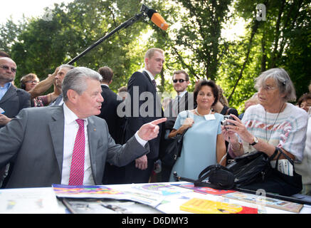 Le Président allemand Joachim Gauck parle aux visiteurs du citoyen partie au château de Bellevue à Berlin, Allemagne, 09 septembre 2012. Photo : KAY NIETFELD Banque D'Images