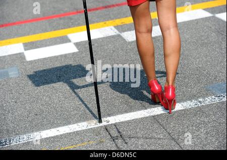 Une fille à la grille de Formule 1 Italien 2012 Grand Prix sur la piste de course Autodromo Nazionale Monza, Italie, 09 septembre 2012. Le GP d'Italie est la dernière course européenne en 2012. Photo : David Ebener dpa  + + +(c) afp - Bildfunk + + + Banque D'Images