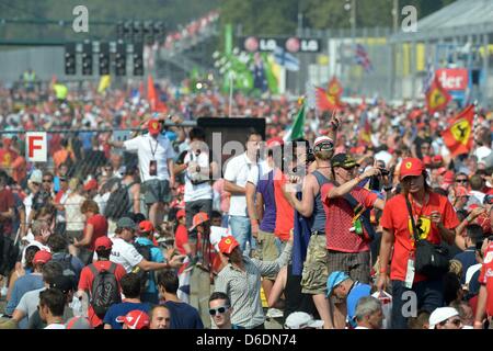 Fans entrer dans la voie après l'italien 2012 Grand Prix de Formule 1 à la piste de course Autodromo Nazionale Monza, Italie, 09 septembre 2012. Le GP d'Italie est la dernière course européenne en 2012. Photo : David Ebener dpa Banque D'Images