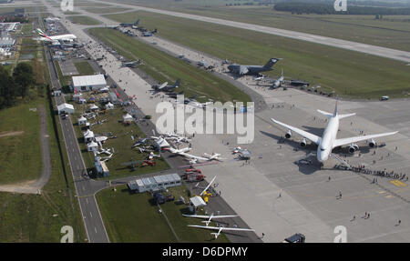 Stand des avions dans les locaux de l'International Air Show ILA à l'aéroport de Schönefeld, Allemagne, 11 septembre 2012. Le spectacle aérien à l'aéroport au sud de Berlin aura lieu du 11 au 16 septembre 2012. Photo : WOLFGANG KUMM Banque D'Images