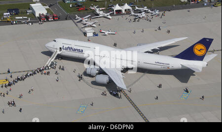 Stand des avions dans les locaux de l'International Air Show ILA à l'aéroport de Schönefeld, Allemagne, 11 septembre 2012. Le spectacle aérien à l'aéroport au sud de Berlin aura lieu du 11 au 16 septembre 2012. Dans l'avant d'un Boeing 747-8 Lufthansa est vu, qui a été donné le nom de "Brandenburg" plus tôt. Photo : WOLFGANG KUMM Banque D'Images