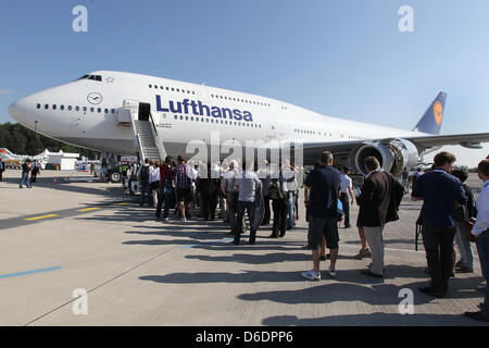Les gens se mettre en file d'en face de la Lufthansa Boeing 747-8 dans les locaux de l'International Air Show ILA à l'aéroport de Schönefeld, Allemagne, 11 septembre 2012. L'aéronef a été donné le nom de "Brandenburg" plus tôt. Le spectacle aérien à l'aéroport au sud de Berlin aura lieu du 11 au 16 septembre 2012. Photo : WOLFGANG KUMM Banque D'Images
