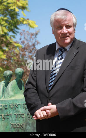 Le premier ministre de Bavière et président de la Conseil fédéral allemand Horst Seehofer se tient à côté d'une sculpture de bronze consacré à la mort de mars dans le centre de Dachau mémorial de l'holocauste Yad Vashem à Jérusalem, Israël, le 11 septembre 2012. Seehofer est en visite en Israël du 10 au 12 septembre et les territoires palestiniens le 13 septembre en tant que président du Conseil fédéral. Photo : KA Banque D'Images