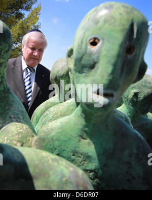 Le premier ministre de Bavière et président de la Conseil fédéral allemand Horst Seehofer se tient à côté d'une sculpture de bronze consacré à la mort de mars dans le centre de Dachau mémorial de l'holocauste Yad Vashem à Jérusalem, Israël, le 11 septembre 2012. Seehofer est en visite en Israël du 10 au 12 septembre et les territoires palestiniens le 13 septembre en tant que président du Conseil fédéral. Photo : KA Banque D'Images