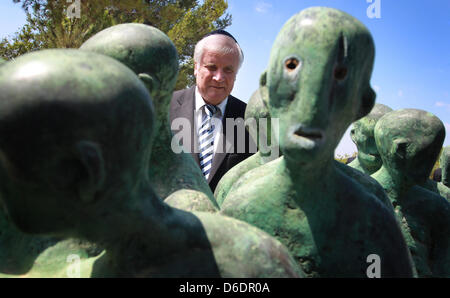 Le premier ministre de Bavière et président de la Conseil fédéral allemand Horst Seehofer se tient à côté d'une sculpture de bronze consacré à la mort de mars dans le centre de Dachau mémorial de l'holocauste Yad Vashem à Jérusalem, Israël, le 11 septembre 2012. Seehofer est en visite en Israël du 10 au 12 septembre et les territoires palestiniens le 13 septembre en tant que président du Conseil fédéral. Photo : KA Banque D'Images