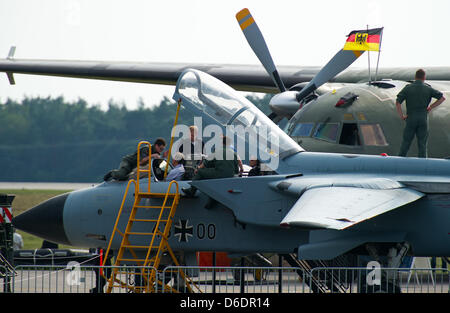 Un 'Tornado' fighter jet se trouve à l'aéroport de Berlin-Schoenefeld au cours de l'International Air Show ILA à Schönefeld, Allemagne, 11 septembre 2012. Le spectacle aérien à l'aéroport au sud de Berlin aura lieu du 11 au 16 septembre 2012. Photo : PATRICK PLEUL Banque D'Images