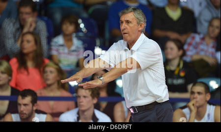 Entraîneur de basket-ball national allemand de Svetislav Pesic gestes à l'écart lors de l'EuroBasket FIBA champoionship basket-ball match de qualification entre l'Allemagne et l'Azerbaïdjan, à l'Aréna de brebis à Oldenburg, Allemagne, 11 septembre 2012. Photo : Carmen Jaspersen Banque D'Images