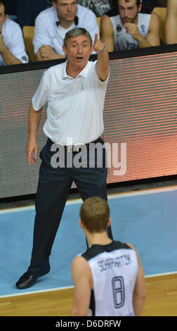 Entraîneur de basket-ball national allemand de Svetislav Pesic gestes à l'écart lors de l'EuroBasket FIBA champoionship basket-ball match de qualification entre l'Allemagne et l'Azerbaïdjan, à l'Aréna de brebis à Oldenburg, Allemagne, 11 septembre 2012. Photo : Carmen Jaspersen Banque D'Images