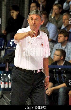 Entraîneur de basket-ball national allemand de Svetislav Pesic gestes à l'écart lors de l'EuroBasket FIBA champoionship basket-ball match de qualification entre l'Allemagne et l'Azerbaïdjan, à l'Aréna de brebis à Oldenburg, Allemagne, 11 septembre 2012. Photo : Carmen Jaspersen Banque D'Images