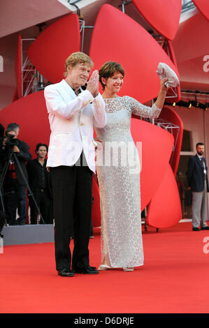 L'acteur et réalisateur américain Robert Redford et son épouse Sibylle Szaggars arrivent pour la première du film 'La compagnie que vous gardez pendant le 69ème Festival du Film de Venise à Venise, Italie, 06 septembre 2012. Photo : Jens Kalaene dpa Banque D'Images