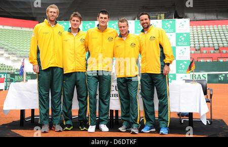 Les joueurs de tennis Australien Chris Guccione (L-R), Matthew Ebden, Bernard Tomic, Lleyton Hewitt et manager de l'équipe Patrick Rafter posent lors du tirage de la matchs de Coupe Davis entre l'Australie et l'Allemagne sous le toit ouvert de la tennis stadium am Rothenbaum Hamburger à Hambourg, Allemagne, le 13 septembre 2012. Les deux vont jouer le premier match de la Coupe Davis, le 14 septembre 2012. E Banque D'Images