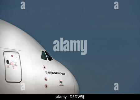 Un super jumbo d'Airbus A380-800 de la compagnie aérienne 'Unis' est présent au Salon de l'aéronautique de Berlin (ILA) a tenu à l'aéroport Schönefeld à Berlin, Allemagne, 11 septembre 2012. Photo : Robert Schlesinger Banque D'Images