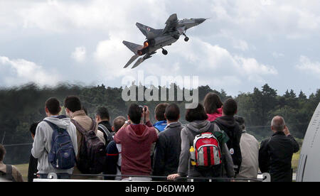 Les visiteurs regarder une démonstration en vol d'un Mikoyan MiG-29 jet de l'armée de l'air polonaise termine un vol d'acceptation sur le premier jour du Spectacle Aérien de Berlin (ILA) a tenu à partir de l'aéroport de Schoenefeld de Berlin, Allemagne, 15 septembre 2012. Le salon aéronautique de Berlin aura lieu du 11 au 16 septembre 2012. Photo : WOLFGANG KUMM Banque D'Images