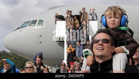 Les visiteurs regarder une démonstration en vol d'un Mikoyan MiG-29 jet de l'armée de l'air polonaise termine un vol d'acceptation sur le premier jour du Spectacle Aérien de Berlin (ILA) a tenu à partir de l'aéroport de Schoenefeld de Berlin, Allemagne, 15 septembre 2012. Le salon aéronautique de Berlin aura lieu du 11 au 16 septembre 2012. Photo : WOLFGANG KUMM Banque D'Images