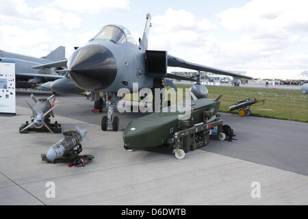 Une tornade, avec une surface to air missile de croisière 'Taurus' en face d'elle s'affiche à l'Air Show de Berlin (ILA) à l'aéroport de Schoenefeld de Berlin, Allemagne, le 13 septembre 2012. Le salon aéronautique de Berlin aura lieu du 11 au 16 septembre 2012. Photo : Joerg Carstensen Banque D'Images